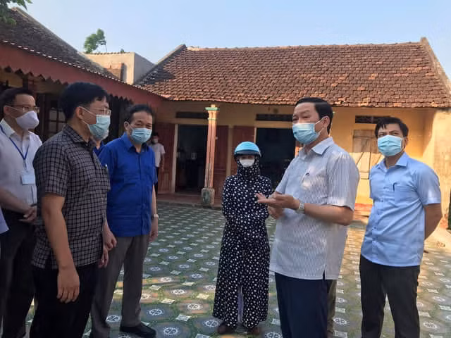 Ông Đỗ Minh Tuấn, Chủ tịch UBND tỉnh, Trưởng Ban chỉ đạo phòng chống dịch Covid-19 tỉnh Thanh Hoá trực tiếp chỉ đạo công tác phòng chống dịch tại xã Thiệu Phúc, huyện Thiệu Hoá