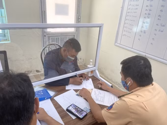 Lái xe Đinh Văn D. làm việc với cơ quan chức năng.