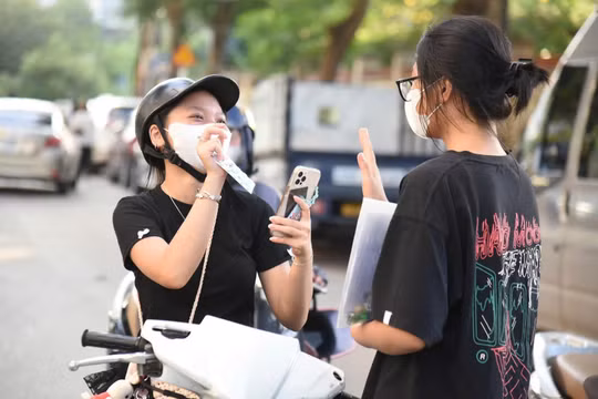 Phụ huynh “nín thở” theo con “chạy đua” vào lớp 10
