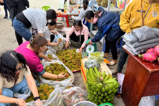 Giá xăng dầu, nguyên liệu tăng cao, doanh nghiệp xoay xở giữ giá bán