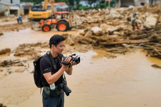 Dấn thân nơi lũ dữ, tìm thấy tình người giữa mất mát