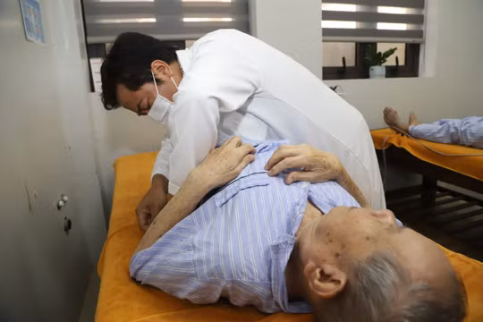 Tháo gỡ khó khăn hướng tới thực hiện khám sức khoẻ toàn dân miễn phí