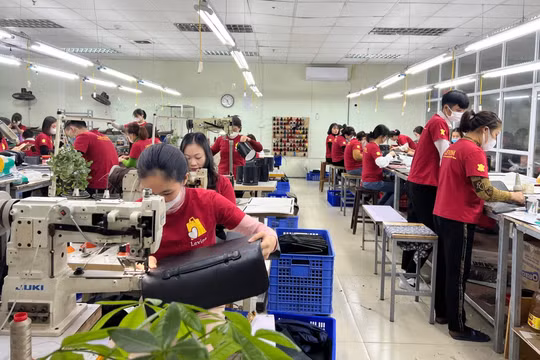 Xuất khẩu túi xách tăng 11%: Cơ hội nào để Việt Nam thoát “mác” gia công?