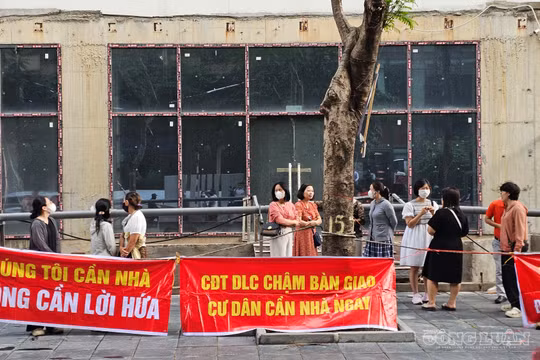 Harmony Square: Sau 7 lần lùi bàn giao, cư dân tiếp tục đội mưa đòi đối thoại