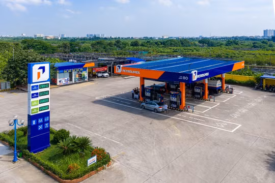 Xăng dầu giảm giá kép, 14 doanh nghiệp chủ động hạ thêm giá bán