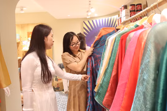 Từ sen Huế đến áo dài, nhiều sản phẩm đặc trưng được giới thiệu tại Hà Nội