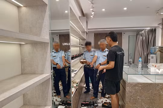 Phát hiện cửa hàng bán hàng hiệu giả công khai giữa trung tâm Hà Nội