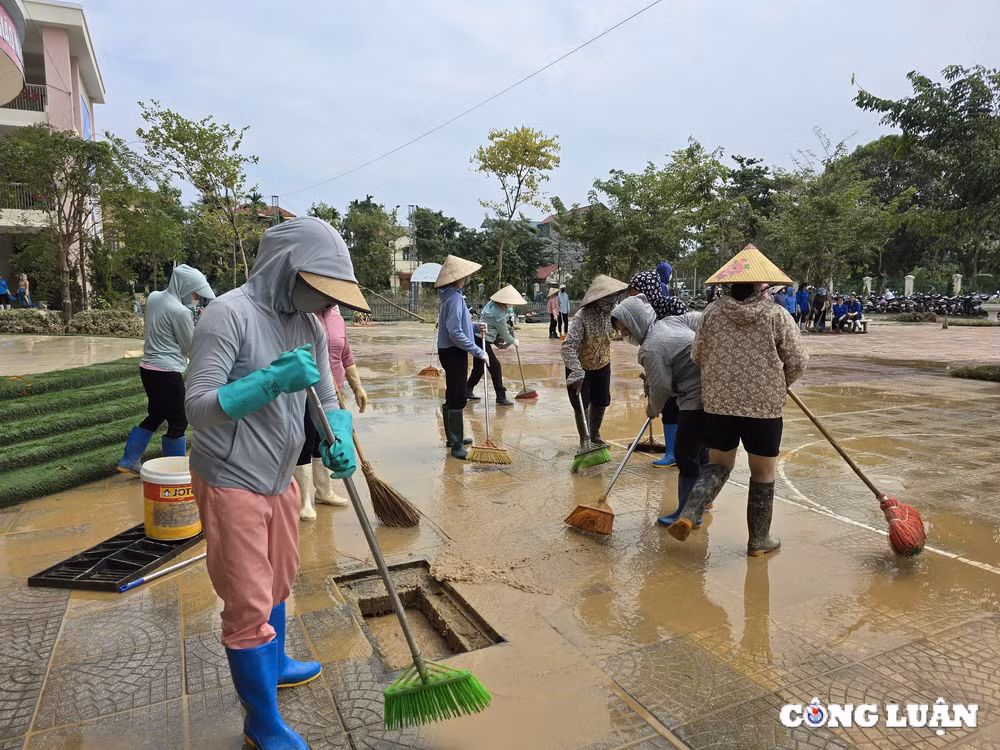 thanh tri ha noi hang chuc giao vien xuyen trua don dep diem truong khi nuoc lu rut hinh 6
