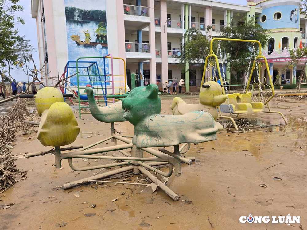 thanh tri ha noi hang chuc giao vien xuyen trua don dep diem truong khi nuoc lu rut hinh 4
