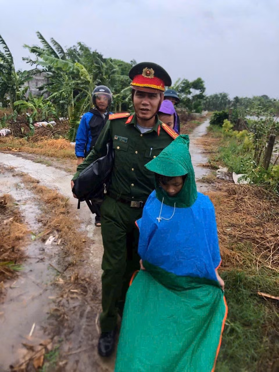 tham tinh quan dan trong bao lu hinh 7