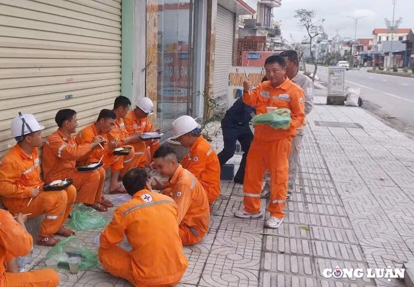 nhung chien si ao cam ha tinh an tren cot dien ngu tai hien truong de nhanh chong cap dien tro lai cho dan hinh 8