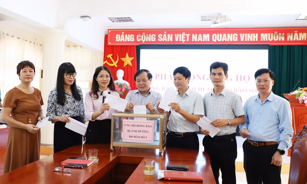 can bo phong vien bao bac giang phat dong ung ho dong bao bi anh huong do bao so 3 hinh 1