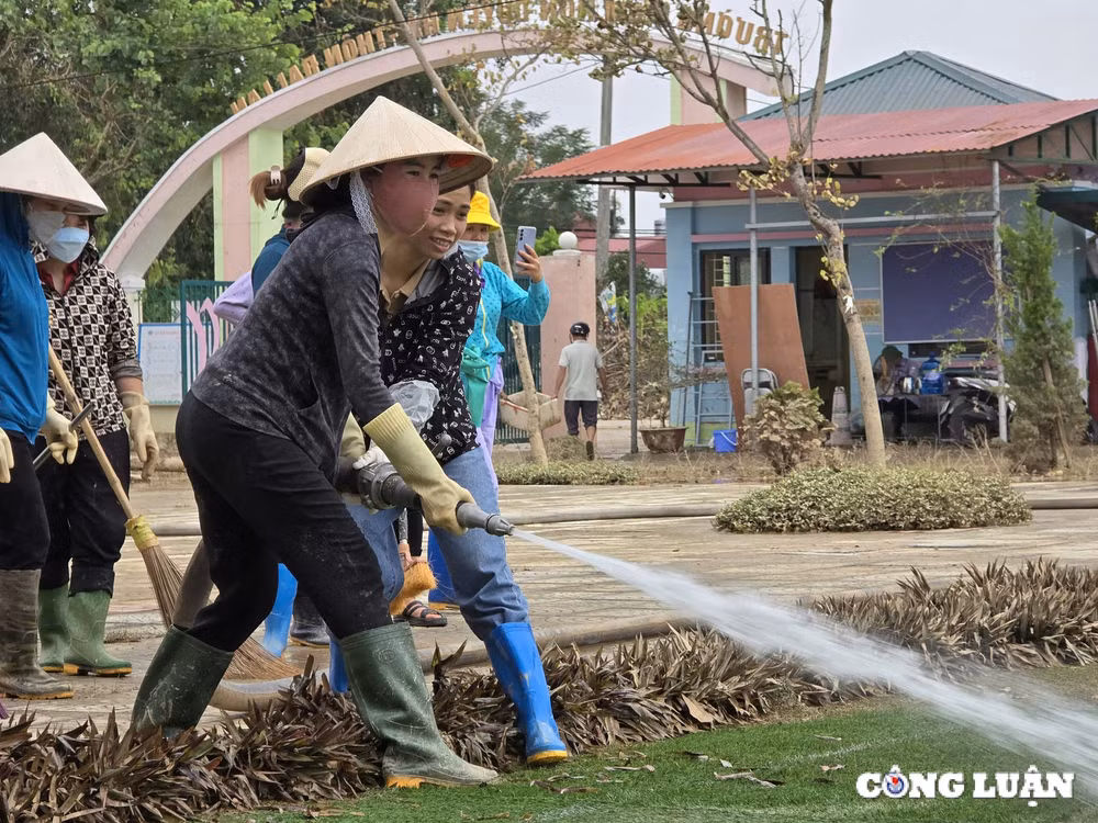 thanh tri ha noi hang chuc giao vien xuyen trua don dep diem truong khi nuoc lu rut hinh 8