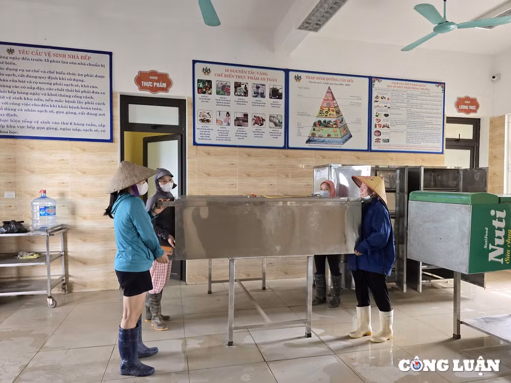 thanh tri ha noi hang chuc giao vien xuyen trua don dep diem truong khi nuoc lu rut hinh 9