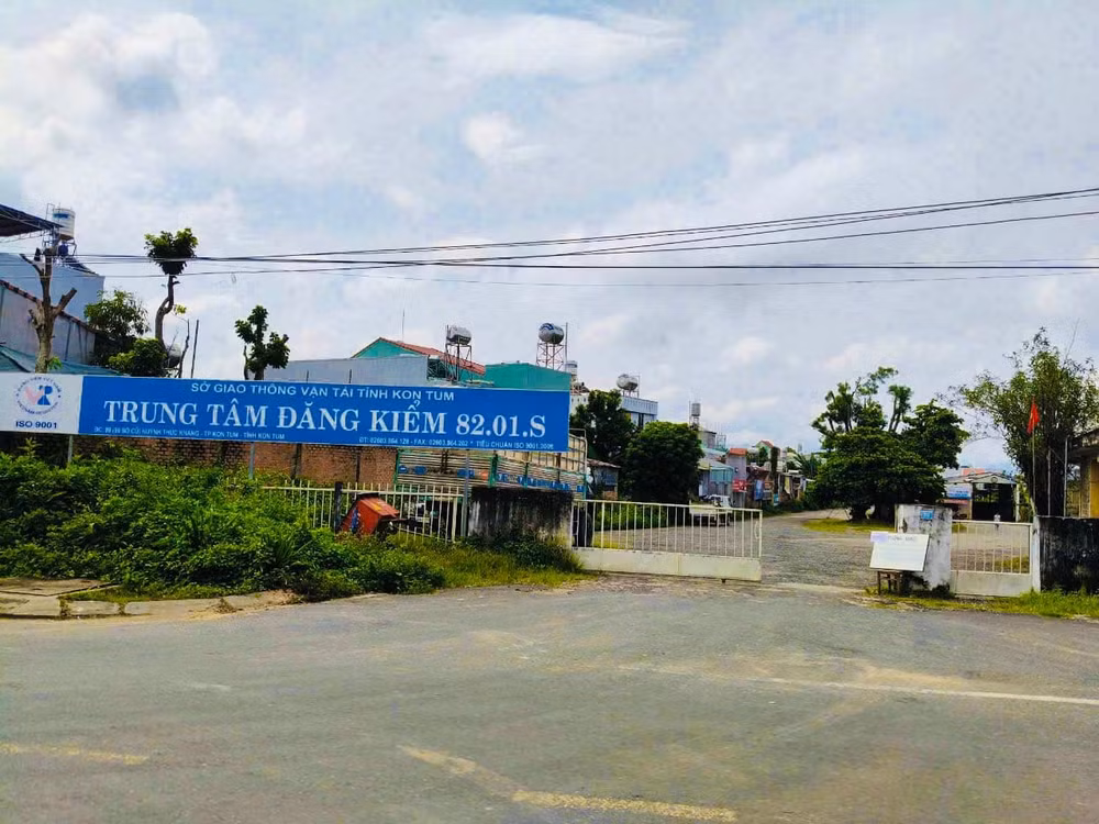kon tum tam dinh chi cong tac pho giam doc trung tam dang kiem de dieu tra hinh 1
