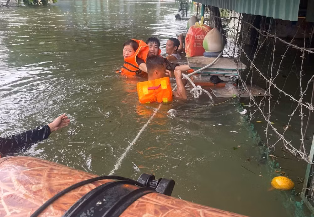 nhan len nua tinh nguoi trong bao lu tiep suc cho dong bao vuot qua con hoan nan hinh 5