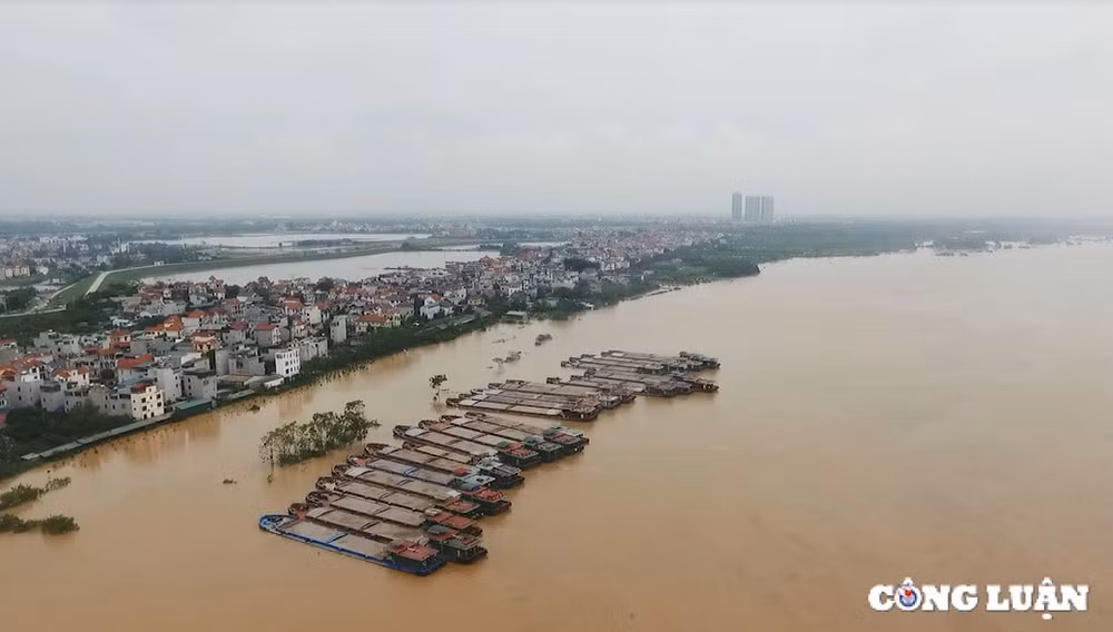 muc nuoc tren song hong o ha noi co xu huong giam cao toc phap van cau gie van ngap sau hinh 1