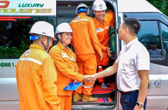 cong ty dien luc quang binh ha tinh cu doi xung kich ho tro khac phuc hau qua bao so 3 hinh 3