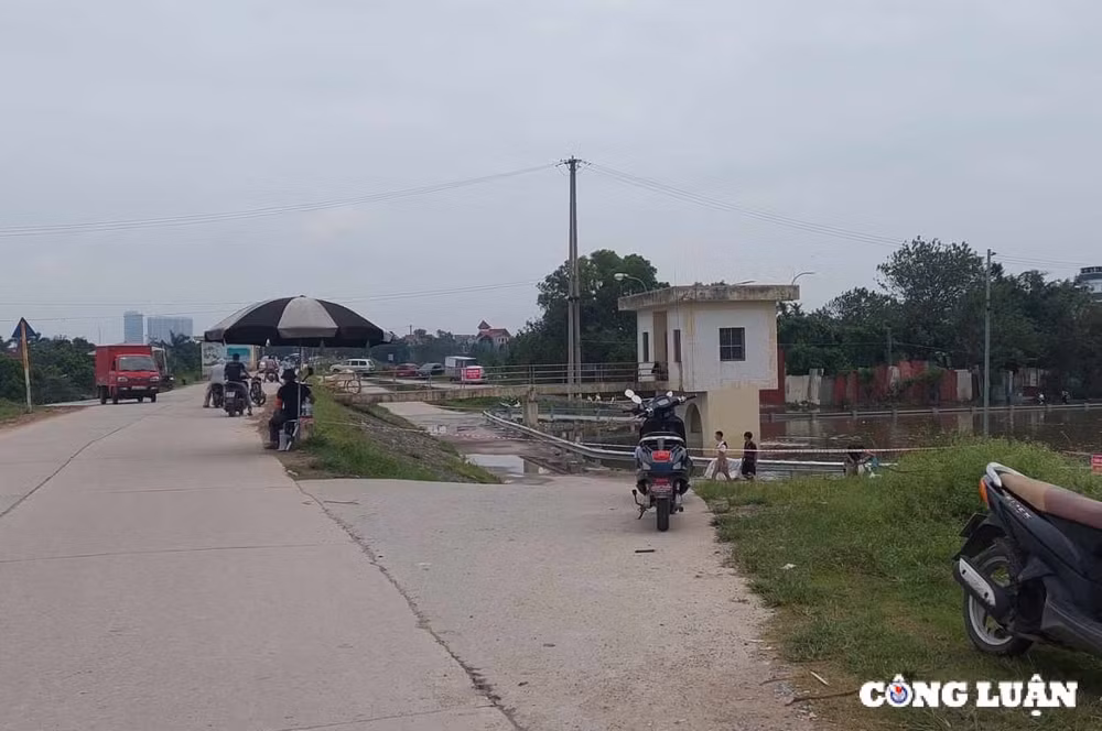 muc nuoc tren song hong o ha noi co xu huong giam cao toc phap van cau gie van ngap sau hinh 4