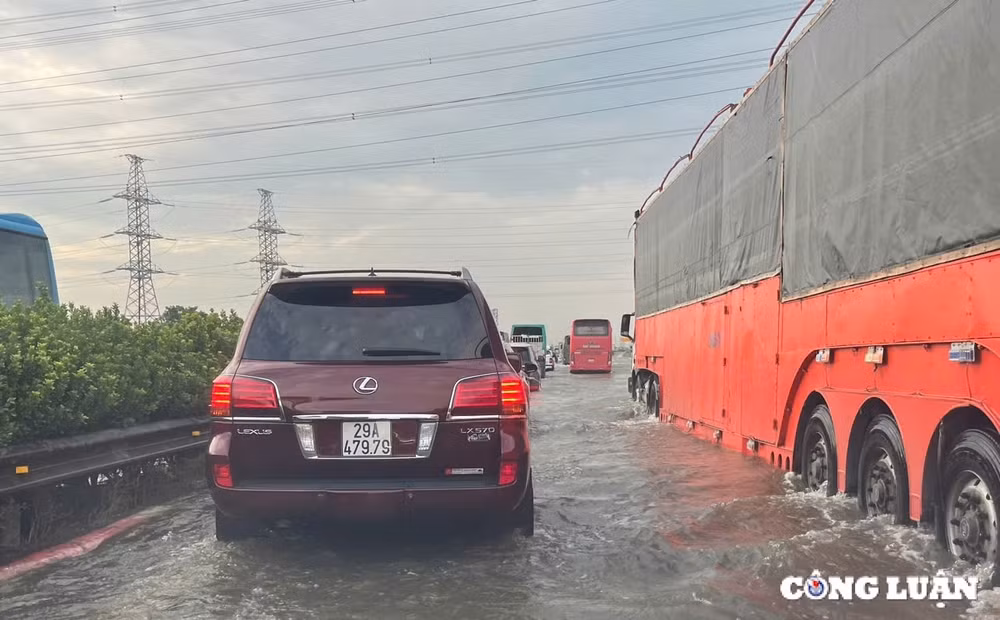 muc nuoc tren song hong o ha noi co xu huong giam cao toc phap van cau gie van ngap sau hinh 5
