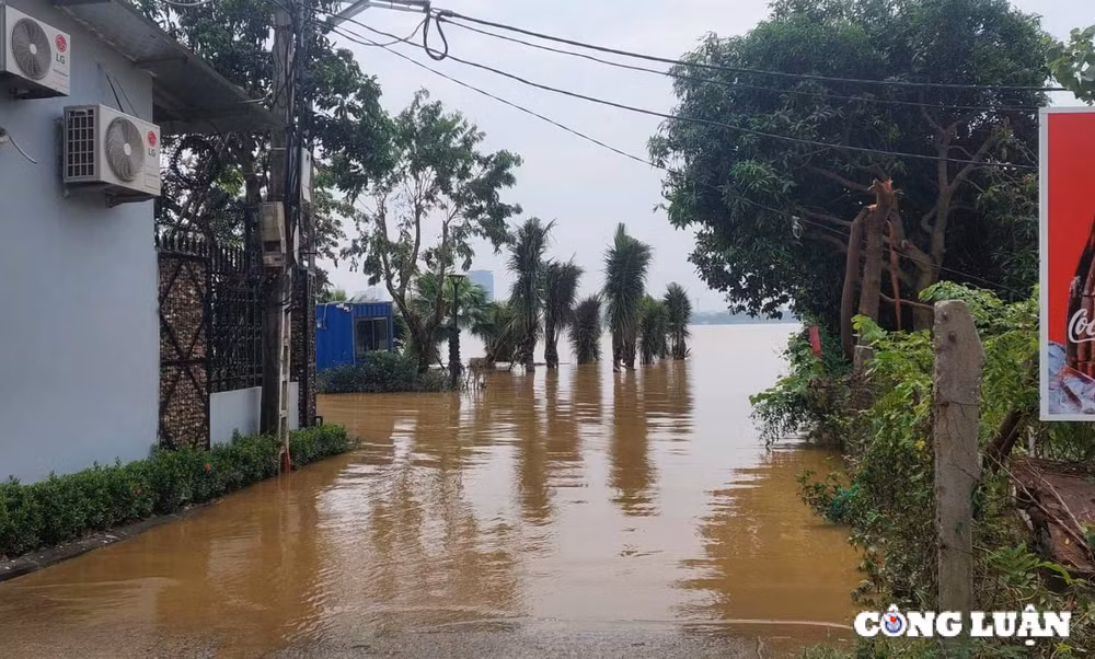 muc nuoc tren song hong o ha noi co xu huong giam cao toc phap van cau gie van ngap sau hinh 3