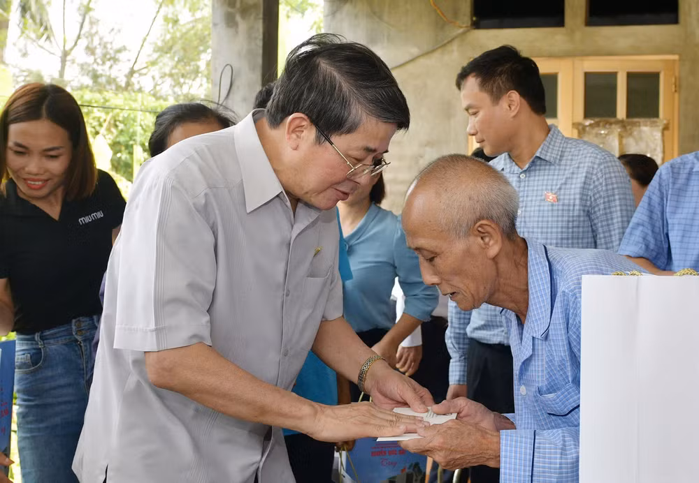 pho chu tich quoc hoi nguyen duc hai tham hoi dong vien nguoi dan bi thiet hai do bao so 3 tai hai duong hinh 6