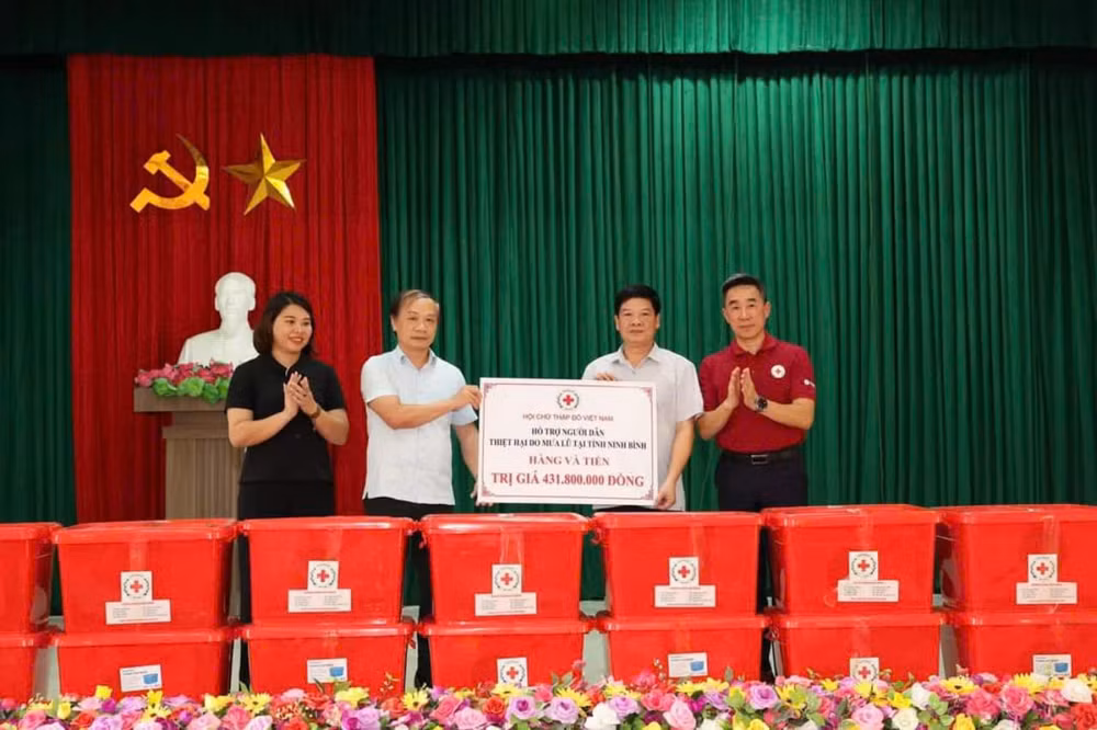 ban dan van trung uong trung uong hoi chu thap do viet nam tham tang qua cac ho dan bi lu lut tai ninh binh nam dinh hinh 1