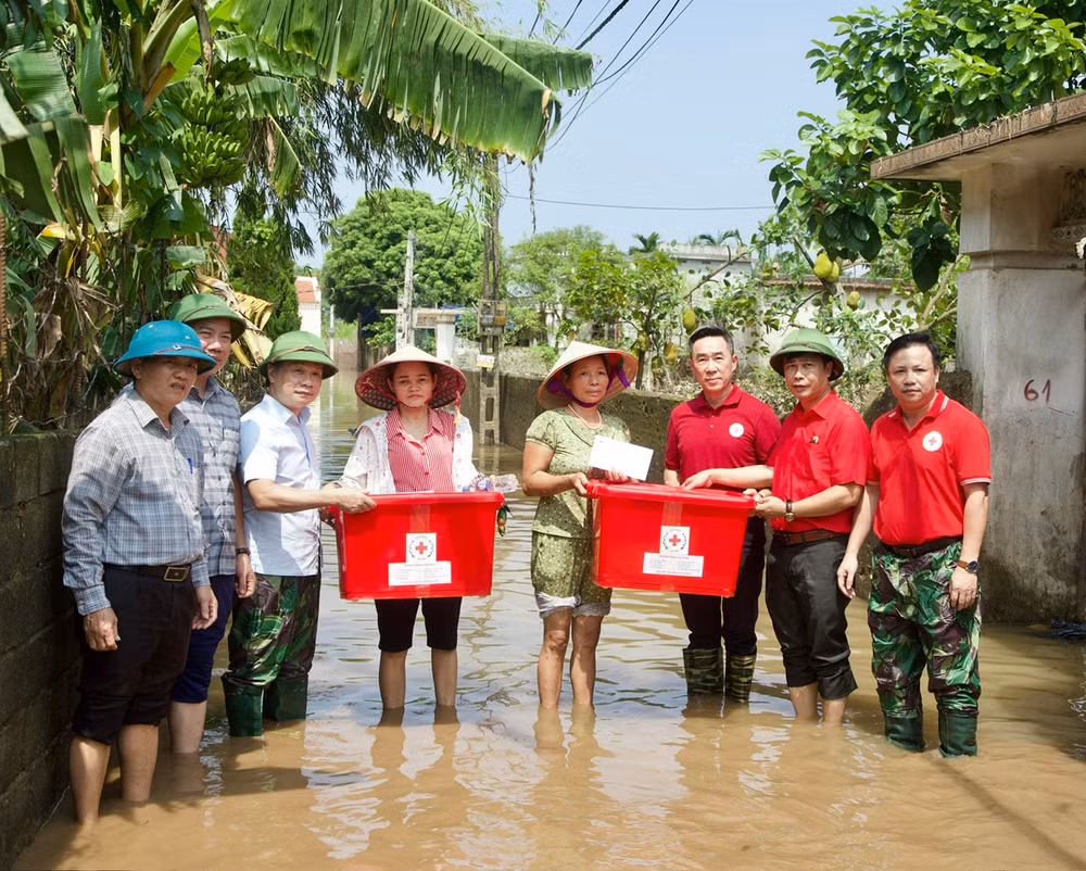 ban dan van trung uong trung uong hoi chu thap do viet nam tham tang qua cac ho dan bi lu lut tai ninh binh nam dinh hinh 3