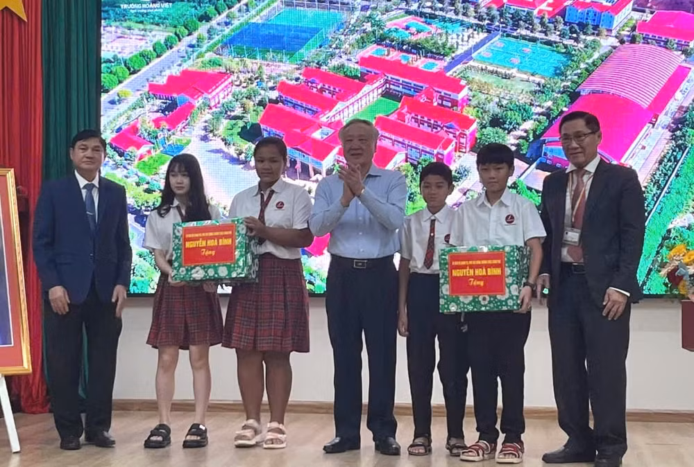 pho thu tuong thuong truc nguyen hoa binh tham dong vien thay va tro truong hoang viet dak lak hinh 2