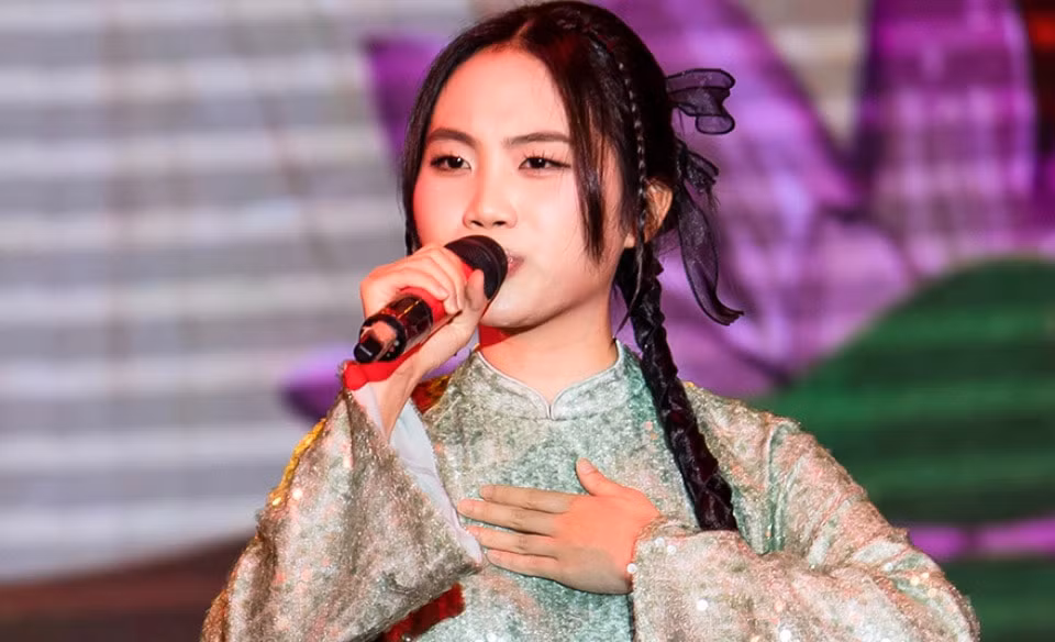 phuong my chi toc tien hat gay quy ung ho dong bao bi bao lu hinh 1