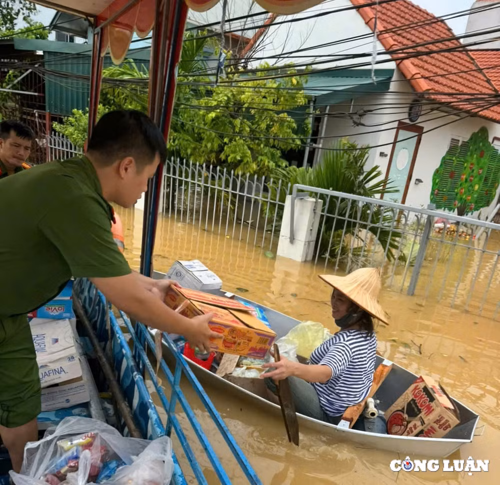 nhung nguoi hung tham lang tiep suc cho nguoi dan vung ngap lut hinh 9