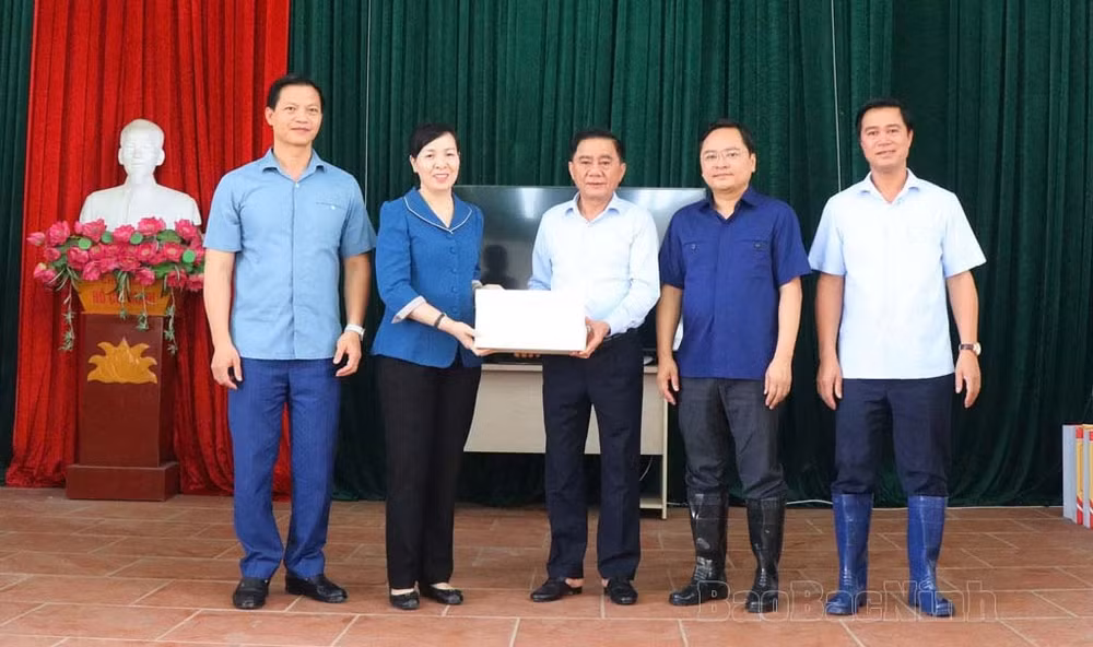 chu nhiem uy ban kiem tra trung uong tran cam tu tham dong vien nhan dan vung lu o bac ninh hinh 1
