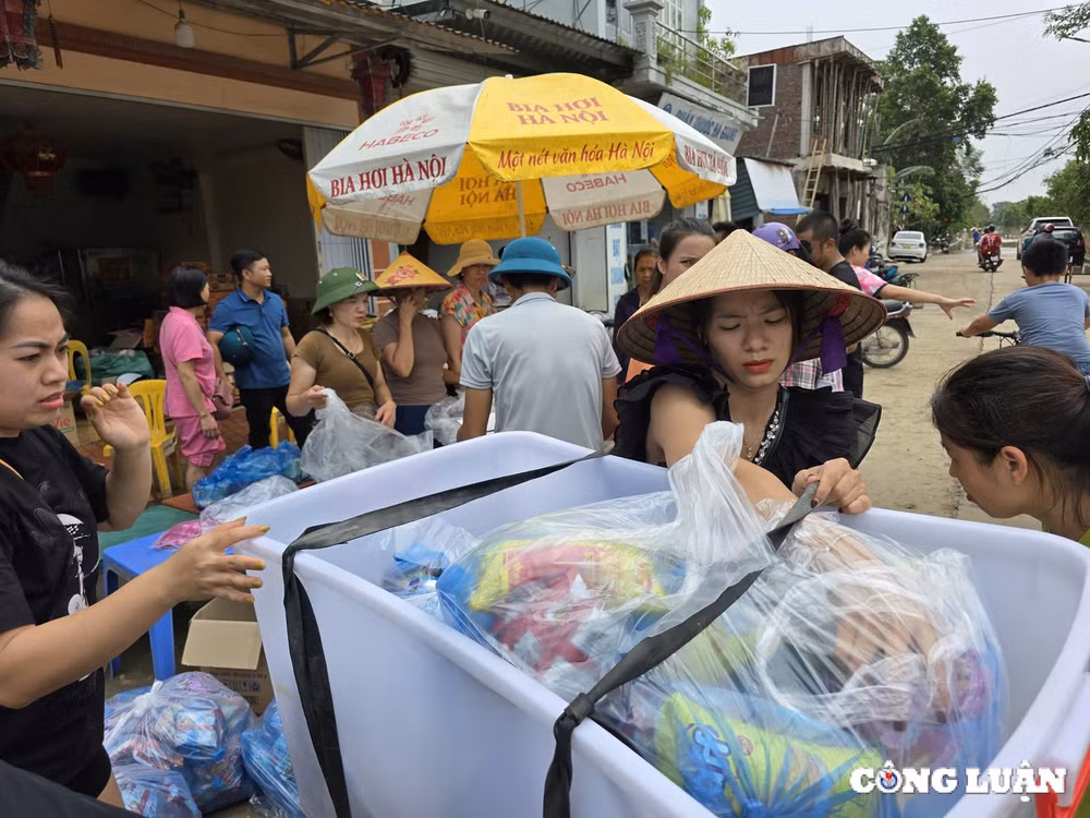 nhung nguoi hung tham lang tiep suc cho nguoi dan vung ngap lut hinh 2