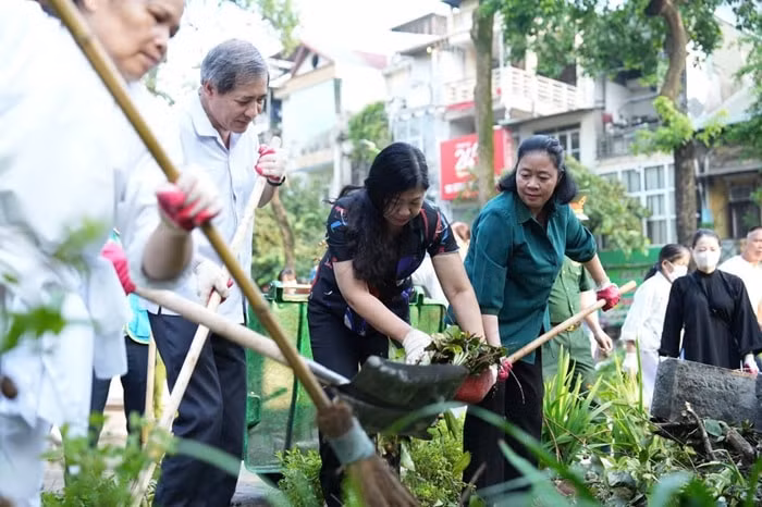 bi thu ha noi cung nguoi dan tong ve sinh moi truong sau bao so 3 hinh 1