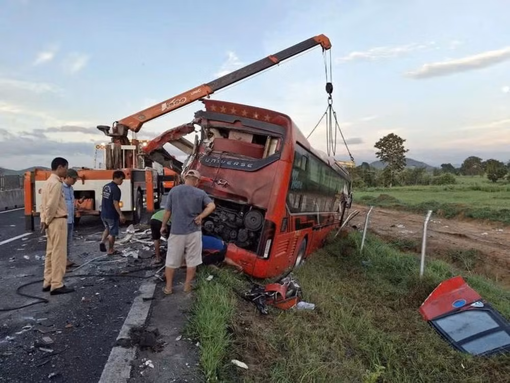 tai nan giao thong nghiem trong tren cao toc vinh hao phan thiet 2 nguoi chet 4 nguoi bi thuong hinh 1