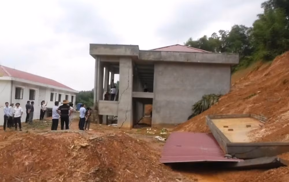 sat lo dat xo nghieng ngoi truong 2 tang dang hoan thien o thanh hoa hinh 1