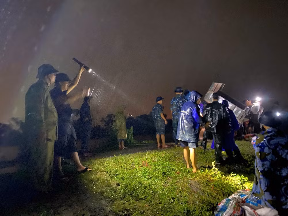 ha noi cang minh xuyen dem dap nhung buc tuong ngan lu hinh 1