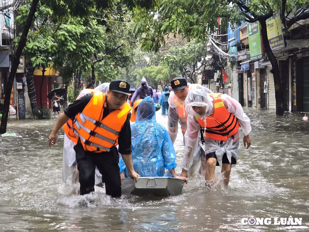 nuoc van chua co dau hieu rut khoi vung lu phuc xa va chuong duong hinh 2