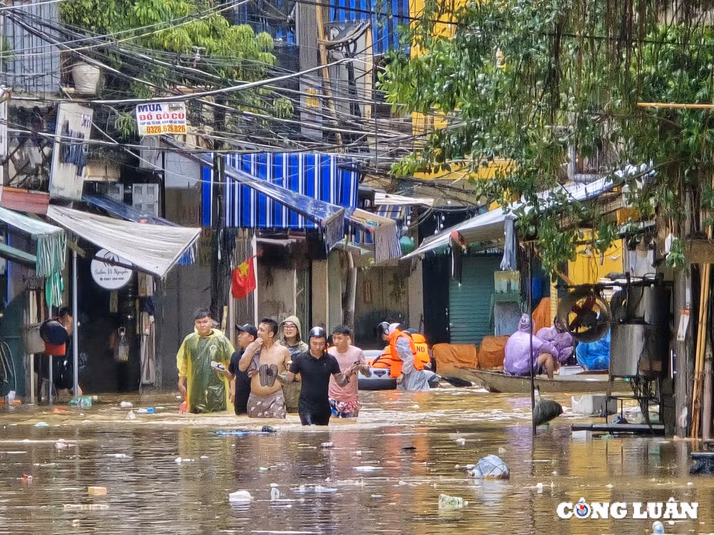 nuoc van chua co dau hieu rut khoi vung lu phuc xa va chuong duong hinh 7