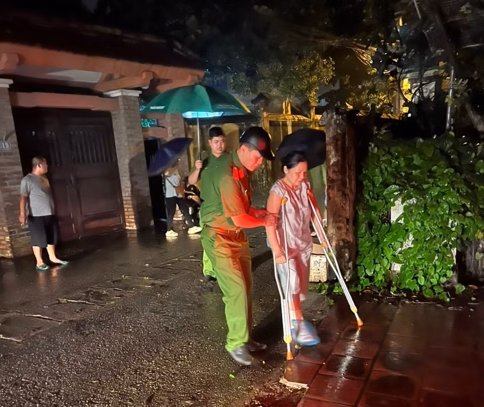 lap 14 chot tren de ngan nguoi dan ra song de dam bao an toan hinh 2