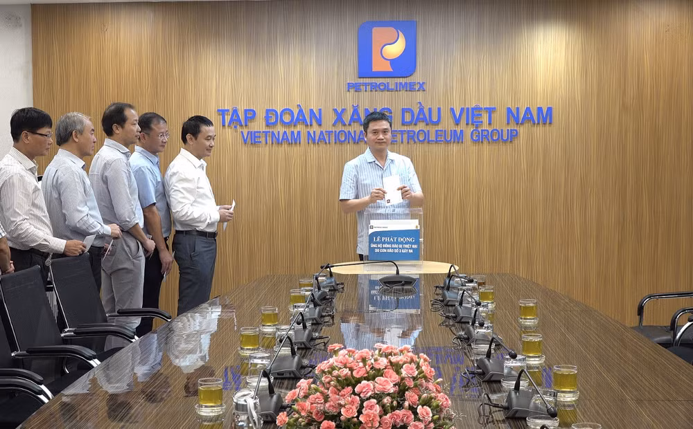 petrolimex ung ho 12 ty dong de khac phuc thiet hai mua lu sau bao so 3 yagi hinh 1