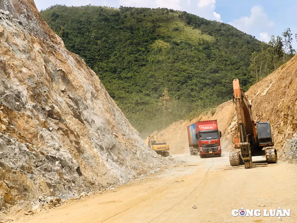 chum anh ngay dem khoet nui mo rong lan duong tren tuyen quoc lo 19 hinh 10