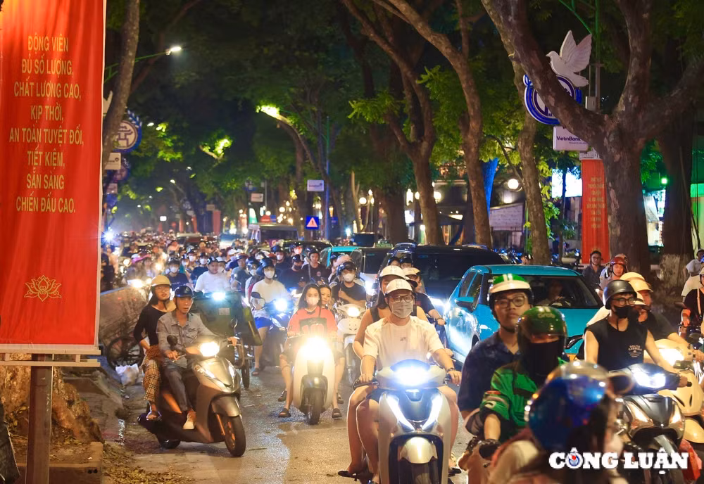 nhieu tuyen pho ha noi chat kin nguoi di choi trung thu hinh 1