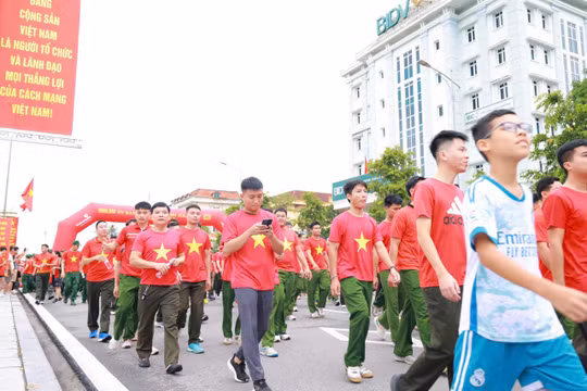 Hàng nghìn người dân Hà Tĩnh cùng sải bước vì một Việt Nam khỏe mạnh, xanh và bền vững