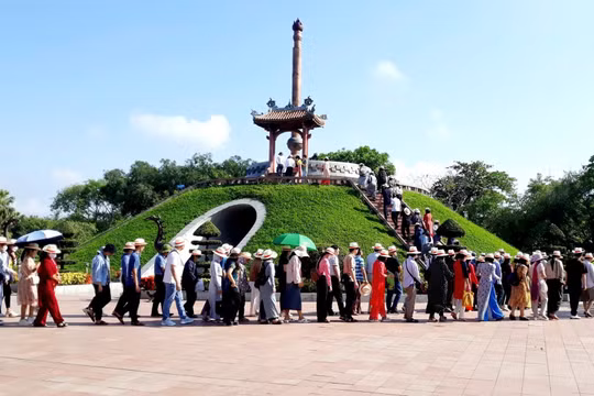 Thành Cổ Quảng Trị - biểu tượng của ký ức chiến tranh và khát vọng hòa bình, đang trở thành điểm đến đặc biệt trên hành trình du lịch tri ân của du khách cả nước.