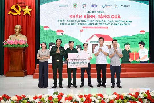 Khám bệnh, cấp thuốc và trao quà tri ân cựu thanh niên xung phong tại Hà Tĩnh