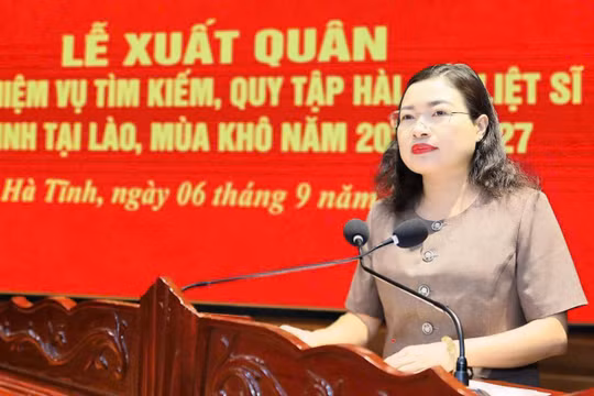 Đồng chí Nguyễn Thị Nguyệt - Phó Chủ tịch UBND tỉnh, Trưởng ban Chỉ đạo 515 tỉnh phát biểu giao nhiệm vụ trước khi xuất quân quy tập hài cốt liệt sĩ hy sinh tại Lào, mùa khô năm 2026 - 2027