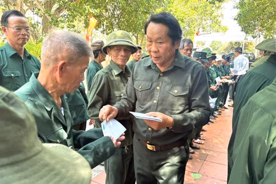 Trung ương Hội Cựu thanh niên xung phong Việt Nam dâng hương, trao quà tri ân tại Quảng Trị 