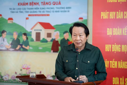 Anh hùng Lao động Thân Đức Nam, Ủy viên Ban Chấp hành Đảng bộ Mặt trận Tổ quốc, các đoàn thể Trung ương, Phó Chủ tịch Trung ương Hội Cựu TNXP Việt Nam phát biểu tại chương trình. Ảnh: Mạnh Quân