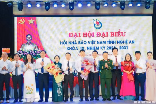 Lãnh đạo Hội Nhà báo Việt Nam và tỉnh Nghệ An tặng hoa chúc mừng Ban Chấp hành Hội Nhà báo Việt Nam tỉnh Nghệ An khoá IX. Ảnh: Mai Hoa